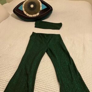 Groove is in the heart- YOUR heart 🖤 💚- if you wear this green sparkle set